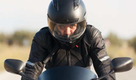 ¿Cada cuánto es recomendable cambiar el casco de moto? Esto es lo que debes tener en cuenta
