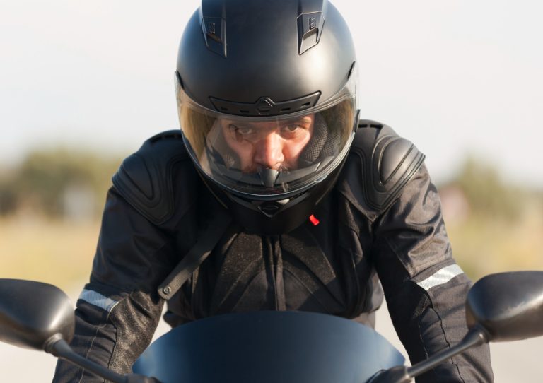 ¿Cada cuánto es recomendable cambiar el casco de moto? Esto es lo que debes tener en cuenta