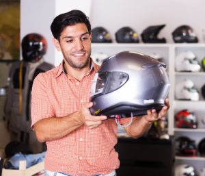 Motorista comprando un casco