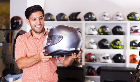Motorista comprando un casco