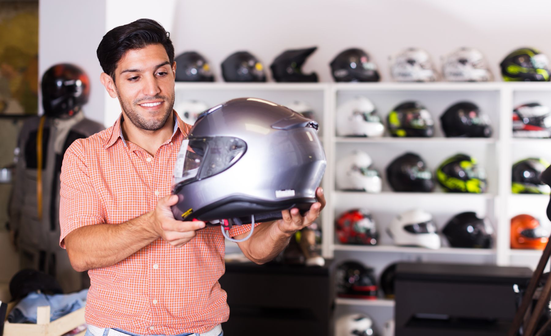 Motorista comprando un casco