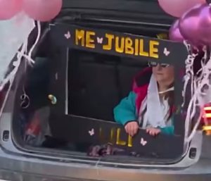 Mujer jubilada coche