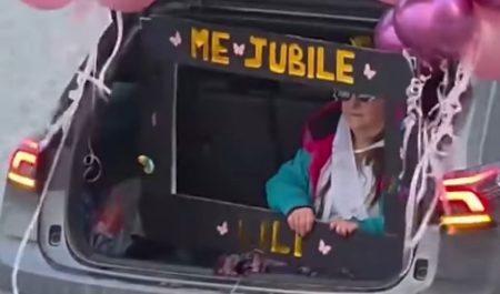 Mujer jubilada coche