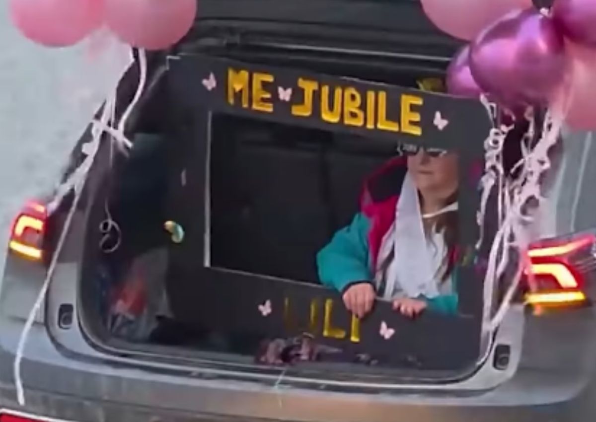 Mujer jubilada coche