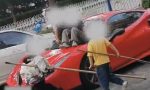 Cuatro niños convirtieron un Ferrari valorado en más de 400.000 euros en su zona de juegos: lo utilizaron como tobogán y todo quedó grabado