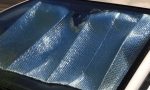 El estudio que revela la mejor forma de bajar la temperatura del coche: llevas toda la vida colocando mal el parasol
