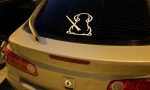 Esta pegatina para la luneta trasera de los coches está arrasando entre los conductores y esta es la curiosa razón