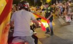 Ni la Policía se resistió a celebrar: el agente que se hizo viral toreando una moto con una bandera tras el triunfo de España en el Mundial