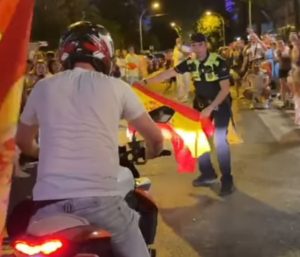 Policía toreando motorista