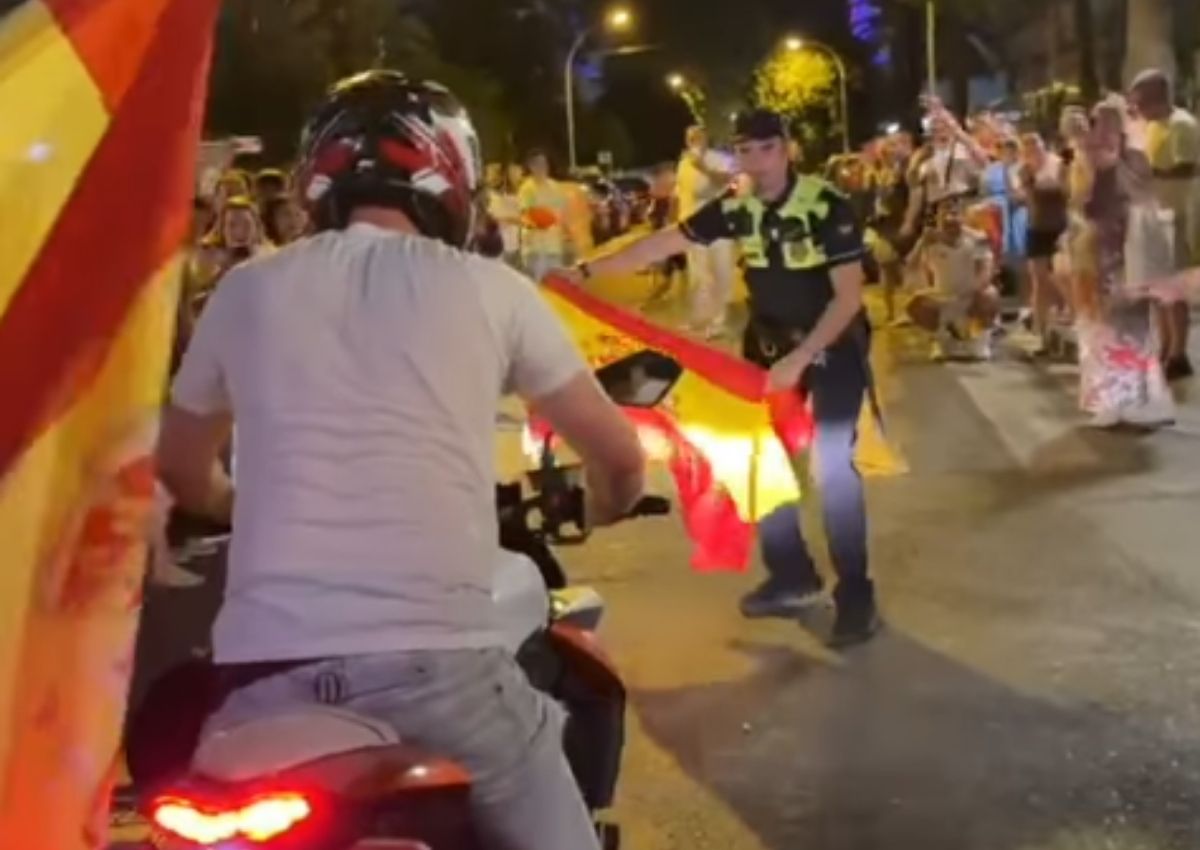 Policía toreando motorista