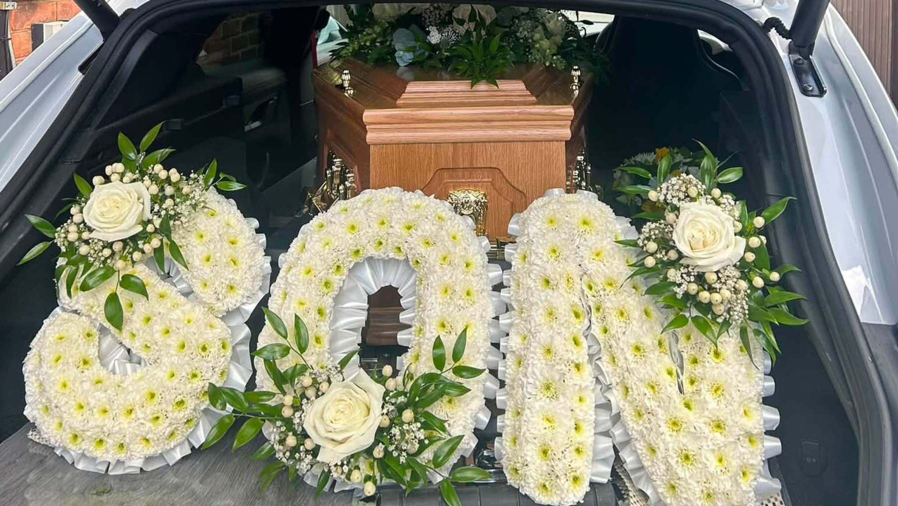 La decoración fúnebre dentro del Porsche.