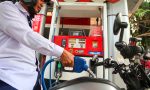 El gesto que casi todos los motoristas hacen en la gasolinera y que los expertos piden prohibir ya