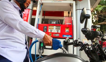 Repostar gasolina sentado en la moto