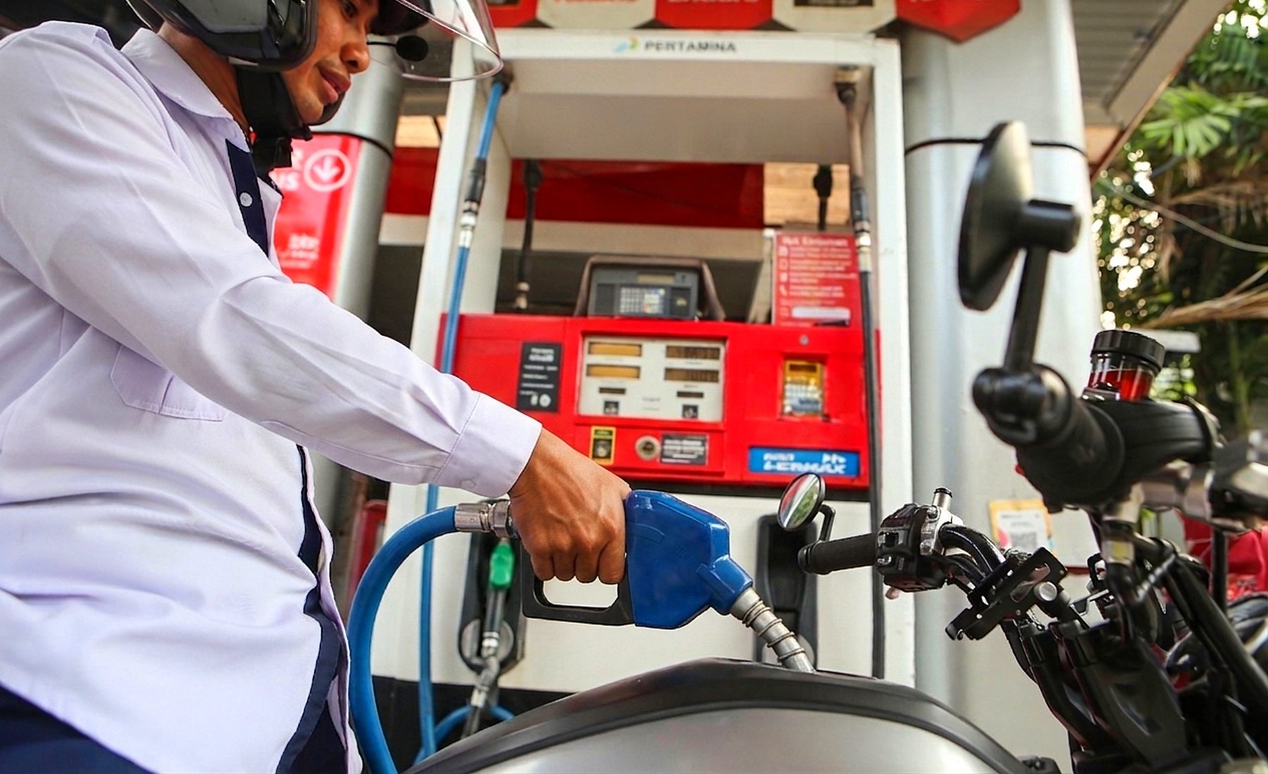 Repostar gasolina sentado en la moto