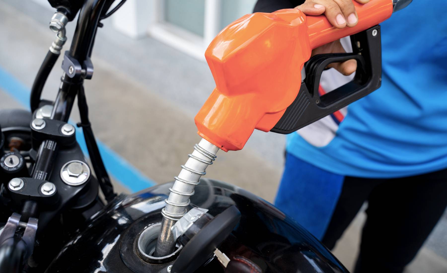 Repostar moto gasolinera