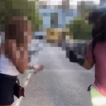 Una mujer intentó reservar una plaza de aparcamiento en Valencia y terminó provocando una bronca en plena calle: ¿Es legal guardar sitio?
