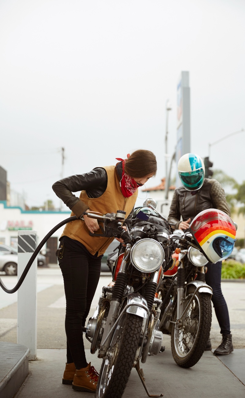 Repostar moto de pie