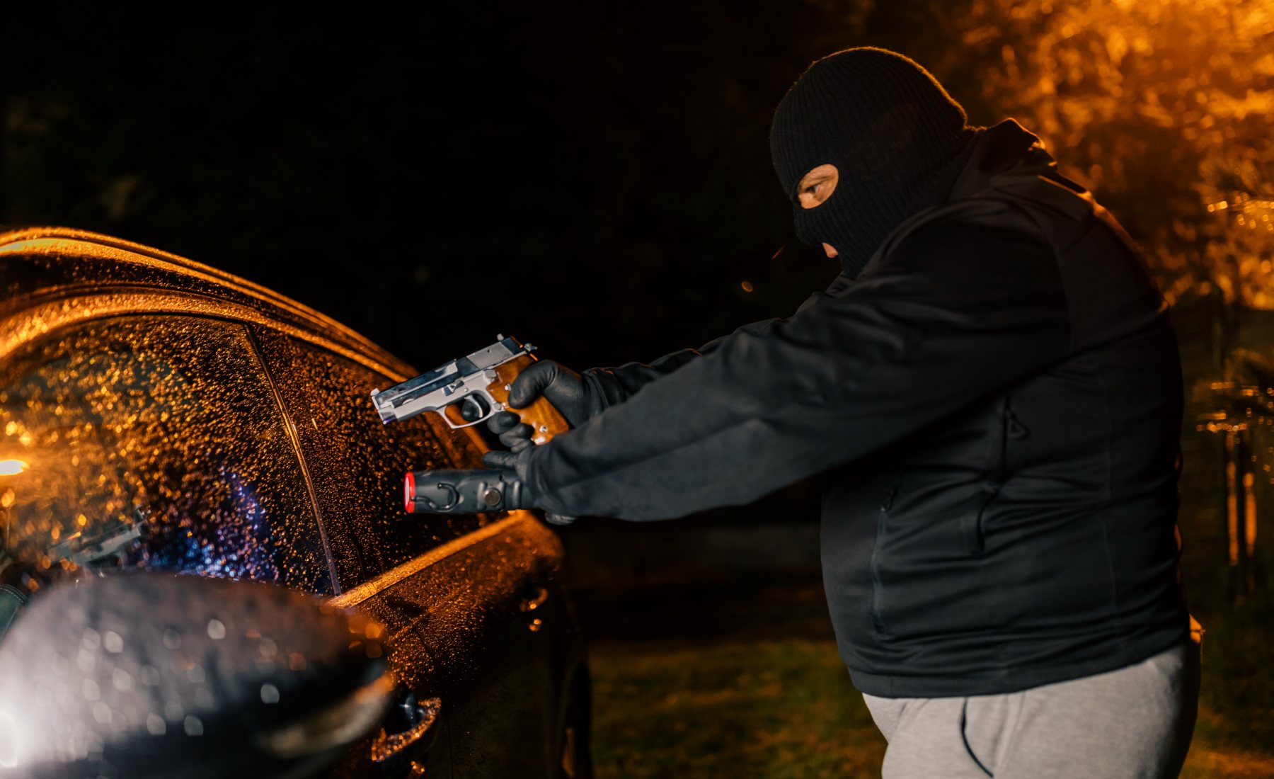 Robo coche a punta de pistola