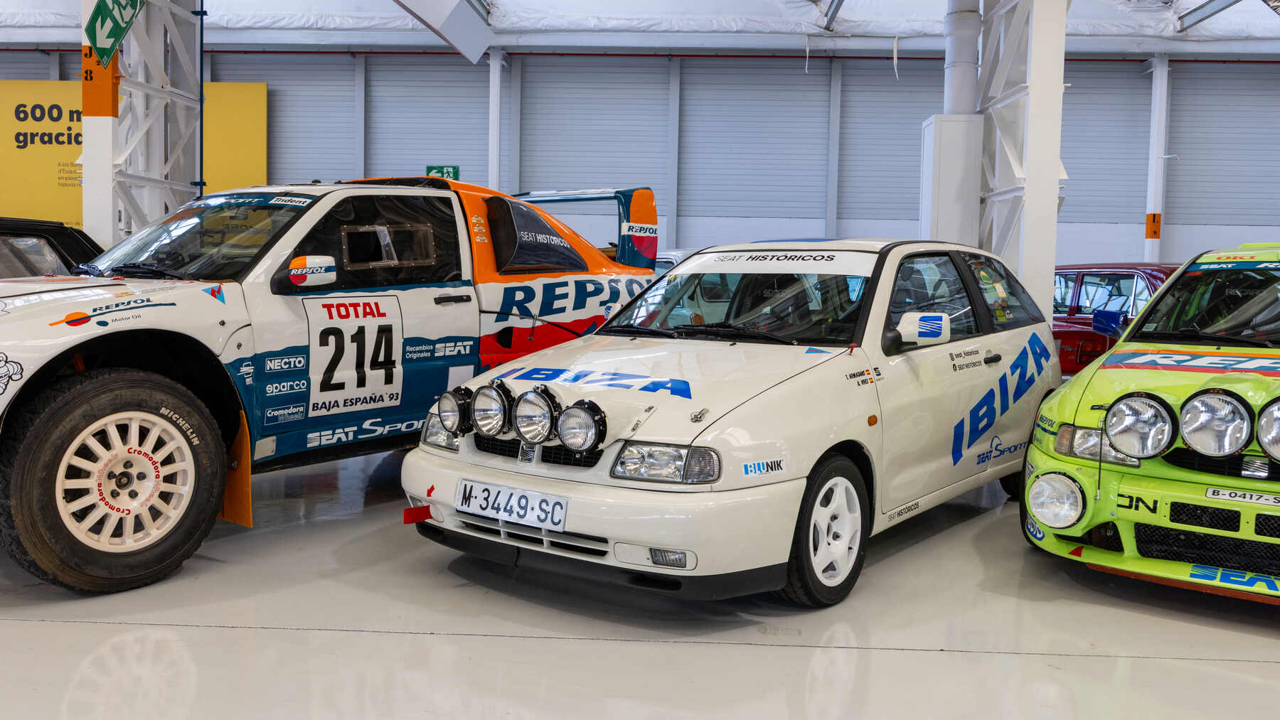 Algunos de los coches de competición que aguarda la Nave A-122 de Seat.