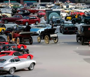 Acude a una concentración de coches clásicos y reconoce el automóvil de su infancia: lo que hicieron sus hijos le hizo llorar 