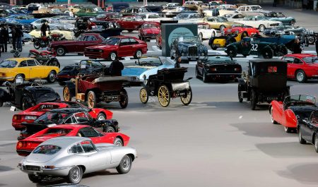 Acude a una concentración de coches clásicos y reconoce el automóvil de su infancia: lo que hicieron sus hijos le hizo llorar 