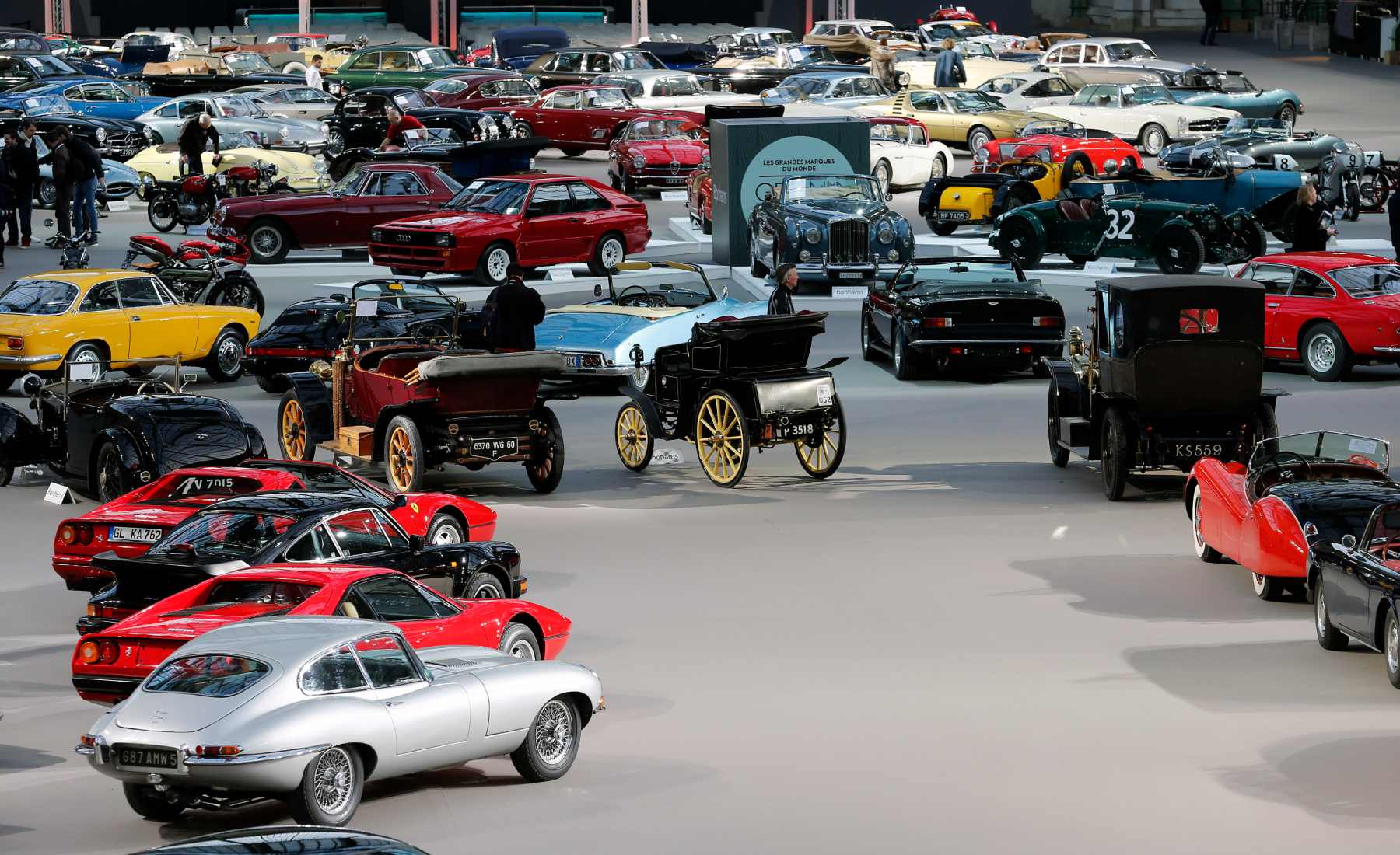 Acude a una concentración de coches clásicos y reconoce el automóvil de su infancia: lo que hicieron sus hijos le hizo llorar
