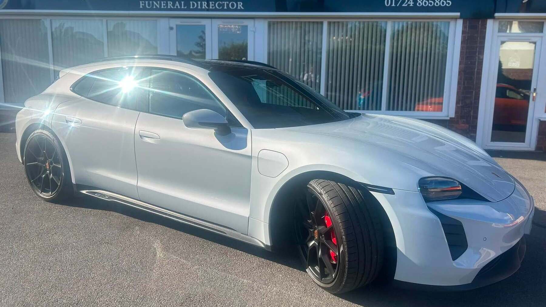 El Porsche Taycan GTS que se utilizó para transportar el féretro.