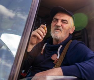 Transportista fumando