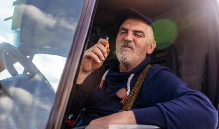 Transportista fumando