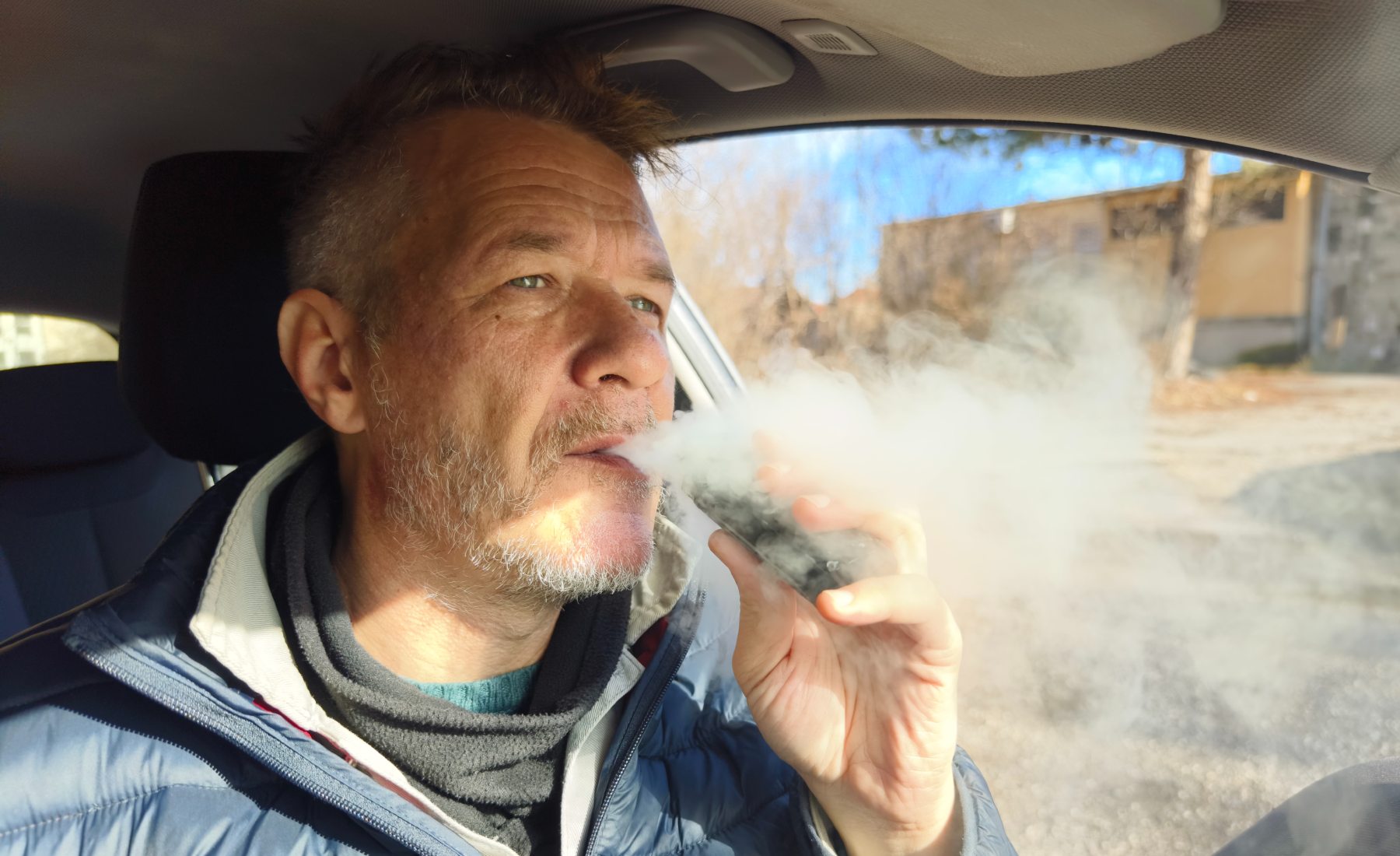 Vapeando dentro del coche