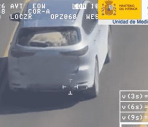 El vehículo que circulaba superando ampliamente los límites de velocidad.