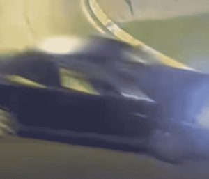 El coche comenzó a derrapar en una rotonda.