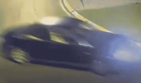 El coche comenzó a derrapar en una rotonda.