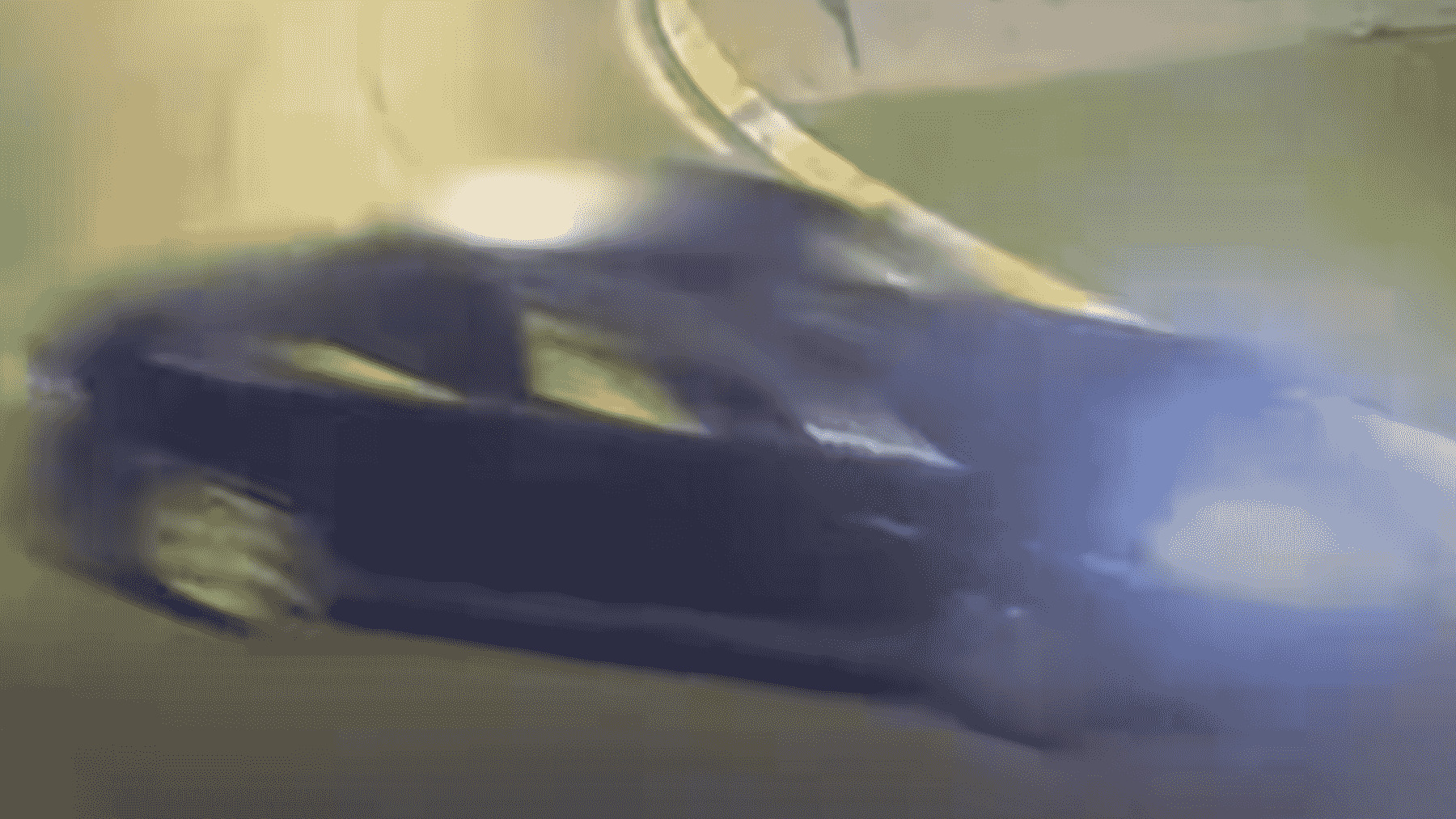El coche comenzó a derrapar en una rotonda.