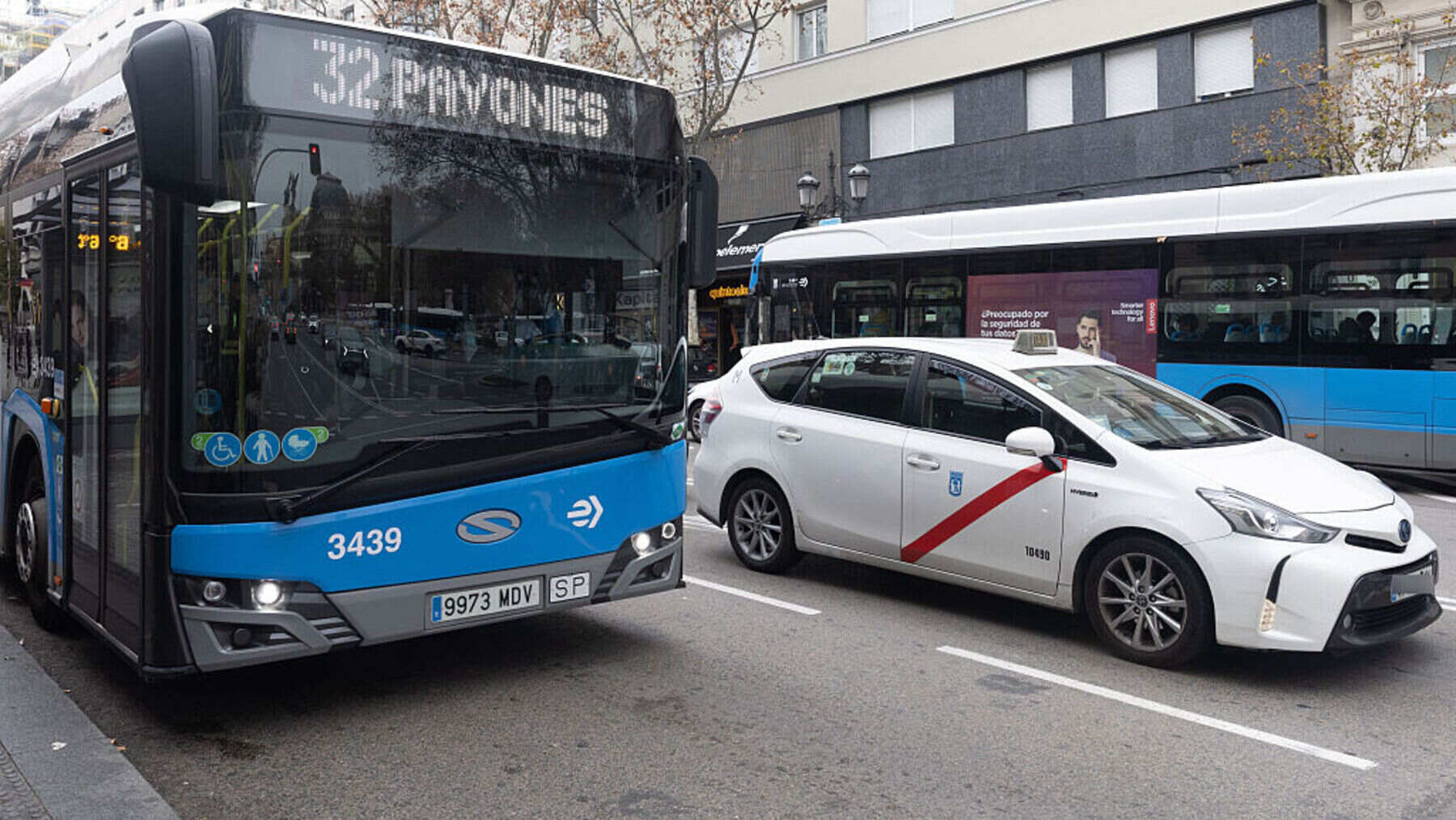 Autobús número 32 que conecta Tirso de Molina con Moratalaz.