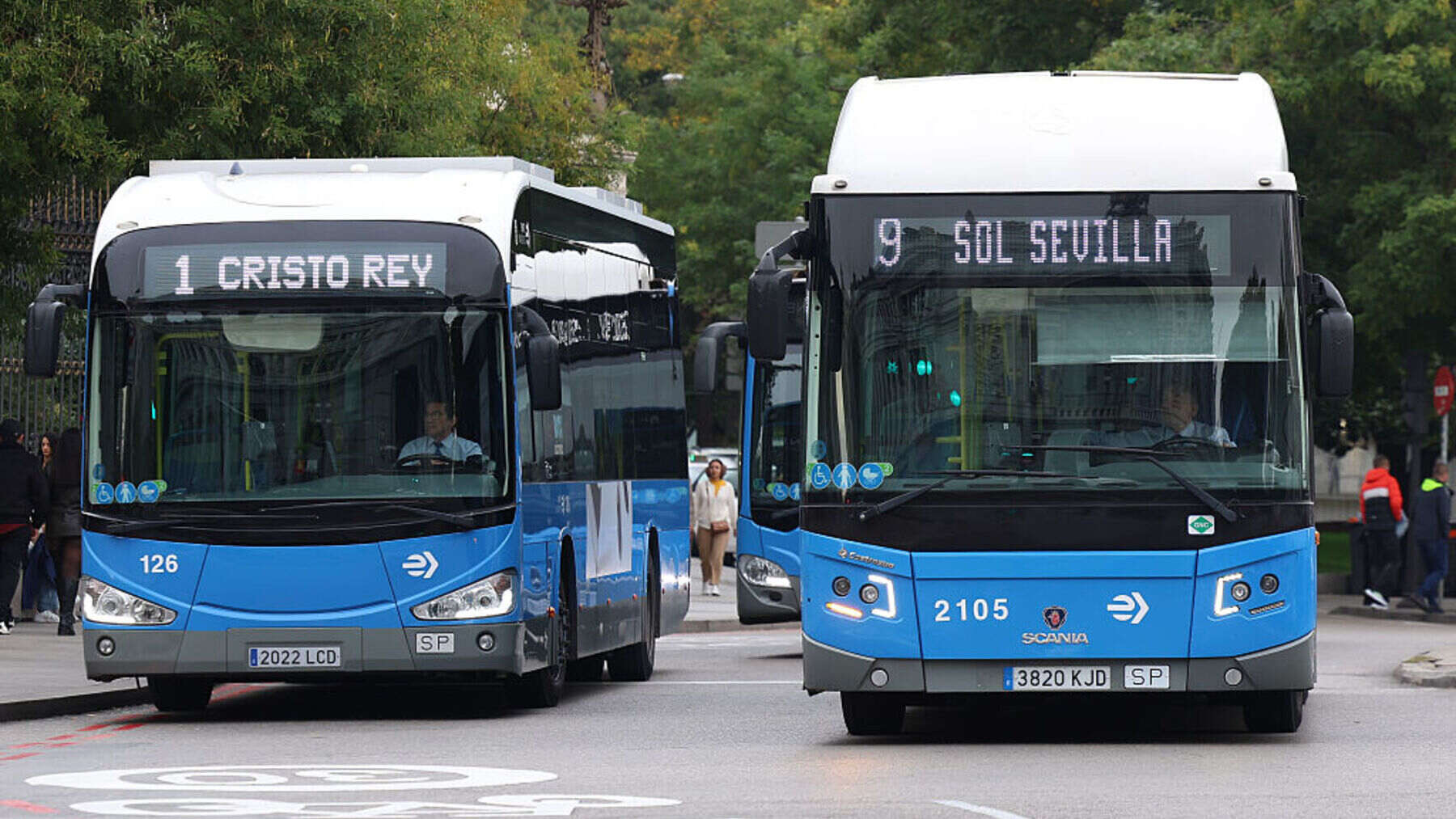 Dos autobuses en el centro de la capital de España.