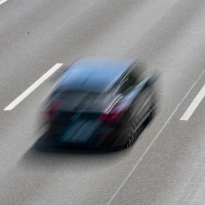 Circulaba a 134 km/h en una calle limitada a 30: la sanción que le espera está sorprendiendo a Europa