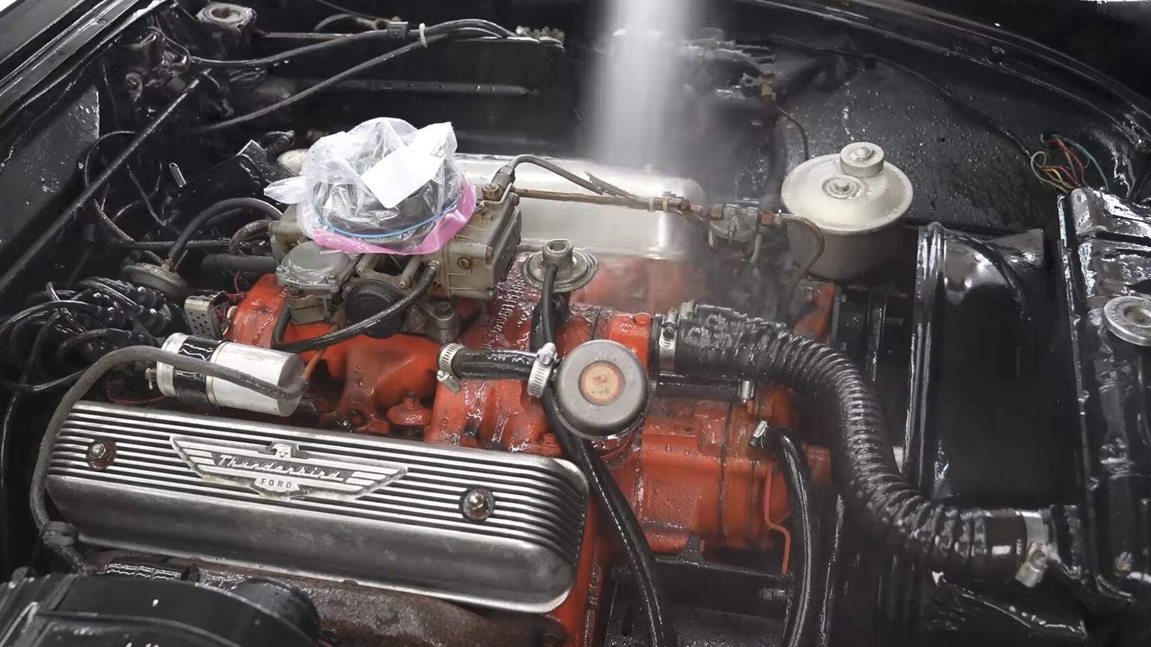 El motor del Thunderbird de 1957.