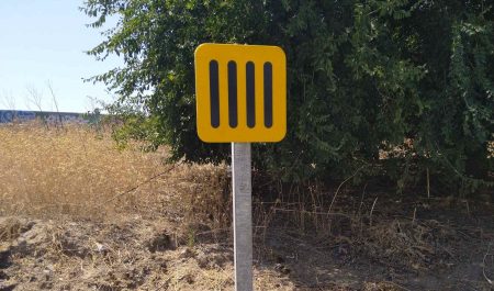 señal amarilla líneas negras