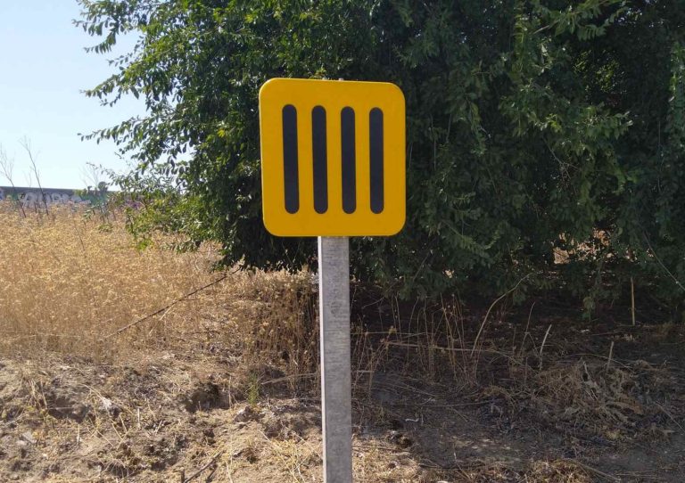 señal amarilla líneas negras