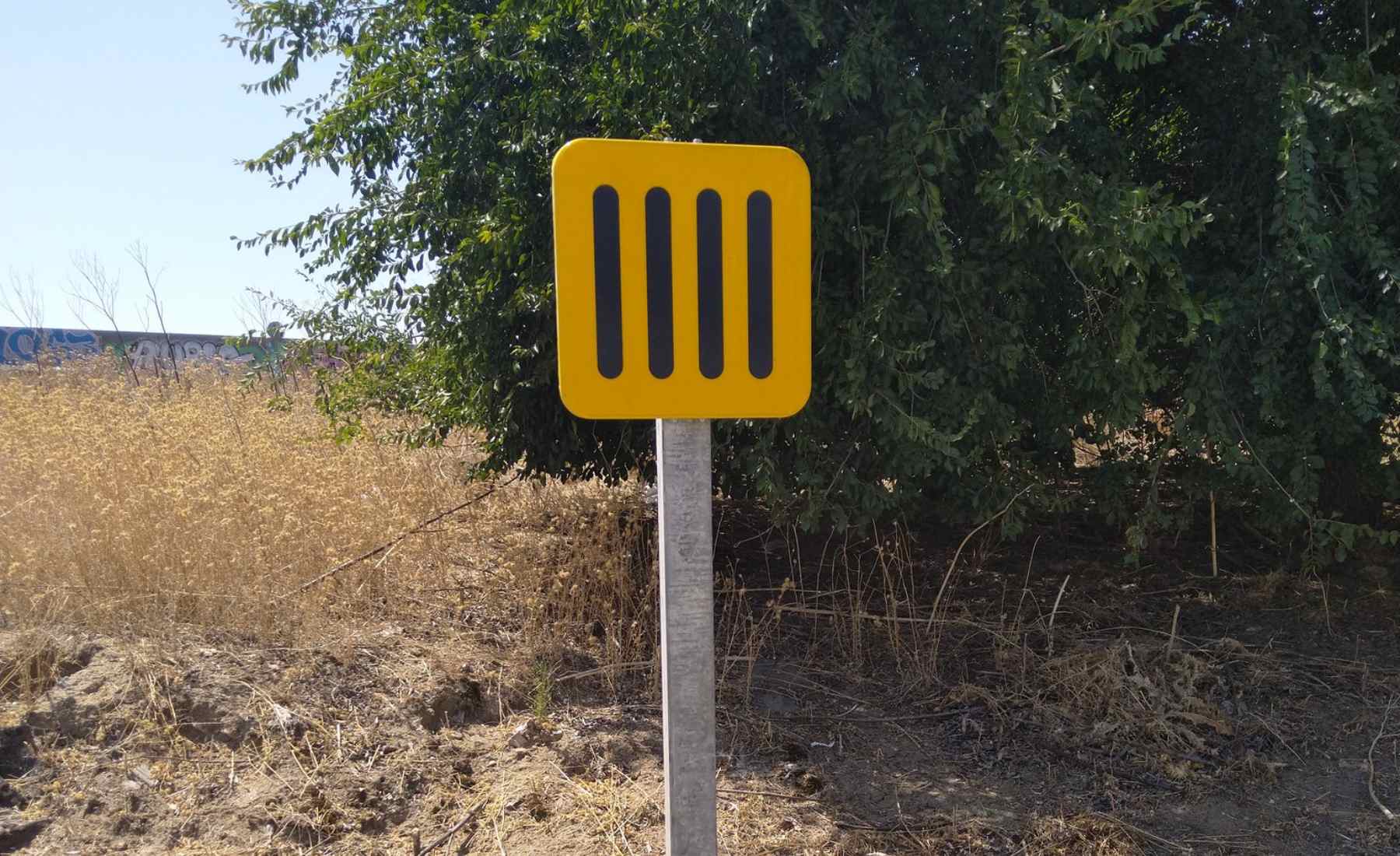 señal amarilla líneas negras