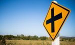 La señal con una cruz negra que desconcierta a miles de conductores: su significado sorprende
