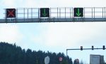 La señal que miles de conductores siguen interpretando mal: si aparece sobre tu carril, debes salir de inmediato 