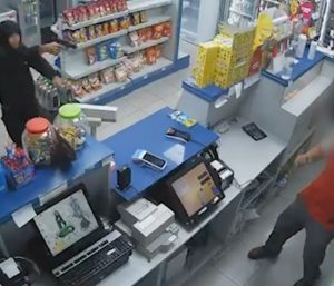 Atracan tres veces la misma gasolinera en Murcia y el último día agreden con gran violencia a un empleado