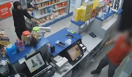 Atracan tres veces la misma gasolinera en Murcia y el último día agreden con gran violencia a un empleado