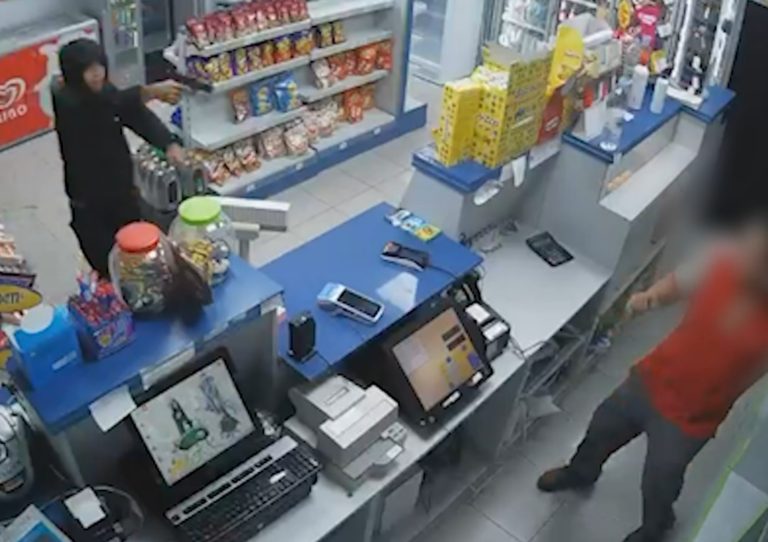 Atracan tres veces la misma gasolinera en Murcia y el último día agreden con gran violencia a un empleado