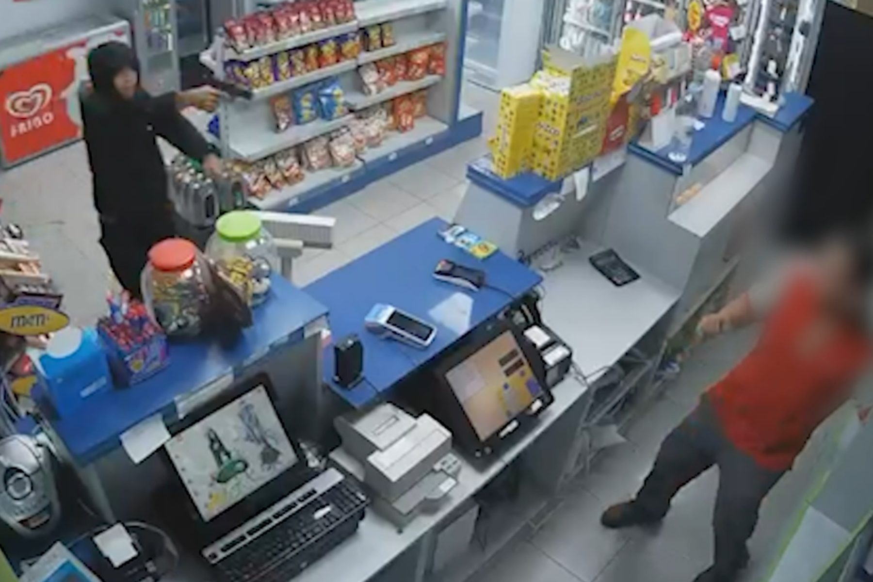 Atracan tres veces la misma gasolinera en Murcia y el último día agreden con gran violencia a un empleado