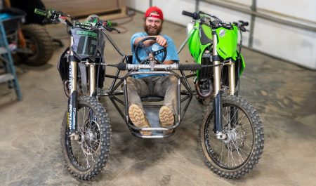 Parece sacado de un videojuego: el extravagante kart construido con dos motos de cross