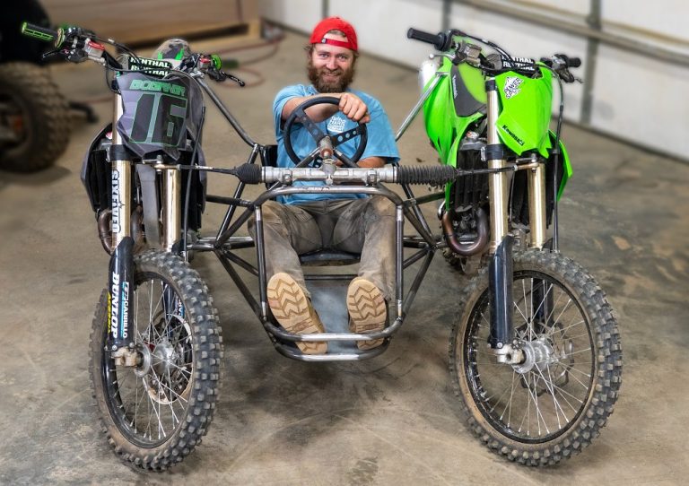 Parece sacado de un videojuego: el extravagante kart construido con dos motos de cross