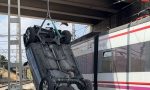 Las impactantes imágenes de este coche en Fuenlabrada: cae varios metros desde un puente a las vías del Cercanías